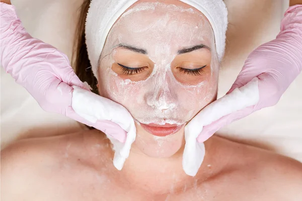 Cosmetologista Faz Procedimento Massagem Facial Para Uma Cliente Feminina Limpando — Fotografia de Stock