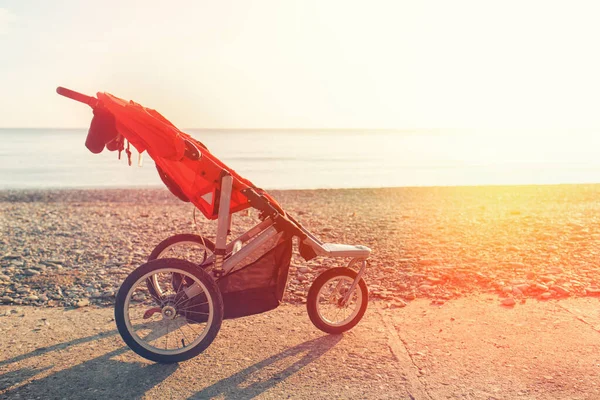 Kinderwagen Auf Dem Hintergrund Des Meeres Und Einsamen Strand Einem — Stockfoto