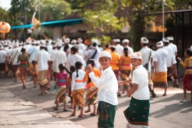 Galungan Tatili. Kutlama alayı. Ön planda iki çocuk var. Bali Adası, Endonezya 26.12.2018.