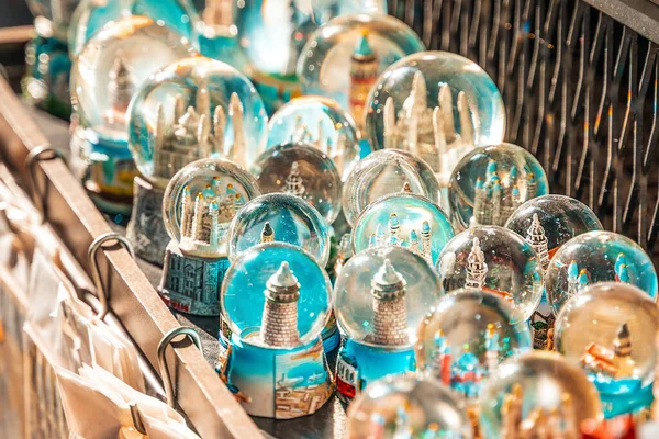 Souvenirs Cadeaus Een Tafel Een Straatmarkt Met Glinsterende Glazen Ballen — Stockfoto