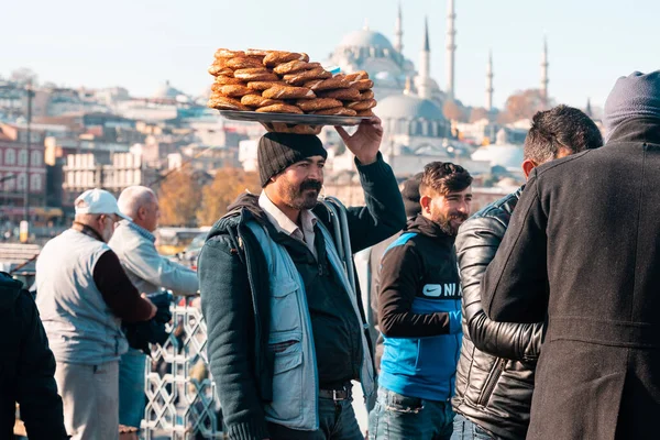 2019 Istanbul Turkey Traditional Street Food Man Carries Tray Sesame — Stock Photo, Image