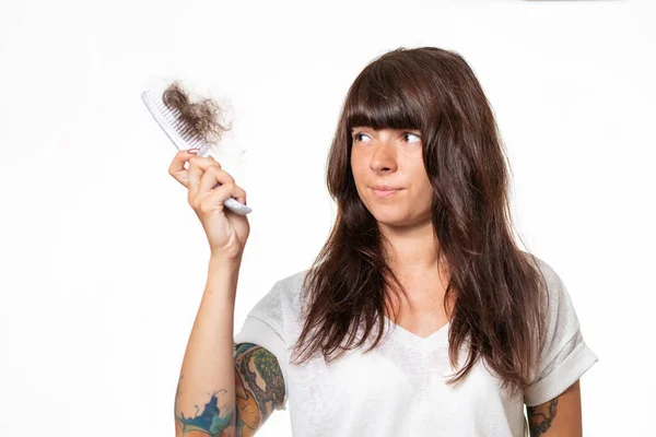 Une Femme Tatouée Tenant Peigne Avec Une Touffe Cheveux Déchirés — Photo