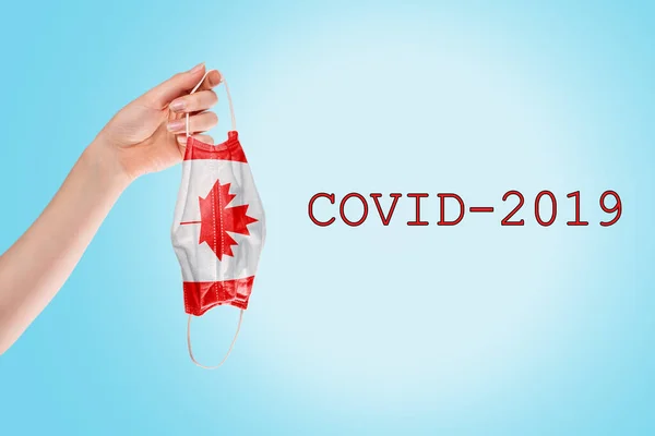 Захист Вірусу Жіноча Рука Тримає Медичну Маску Прапором Канади Блакитний — стокове фото