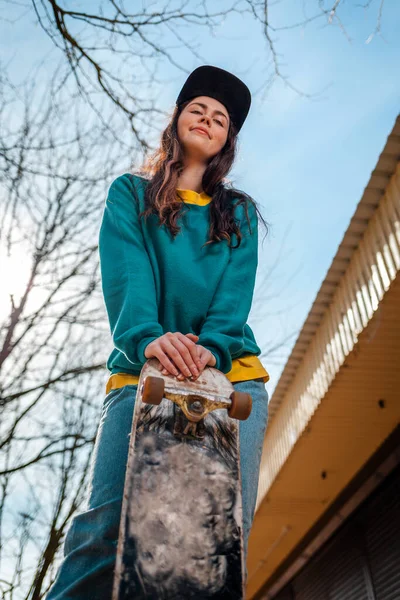 Retrato Una Joven Guapa Caucásica Apoyando Sus Manos Monopatín Fondo — Foto de Stock