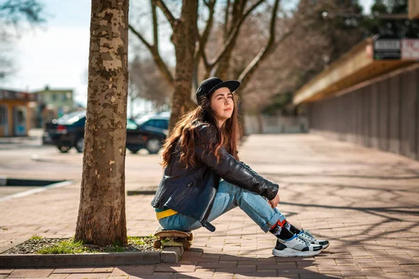 Retrato Una Hermosa Adolescente Hipster Sentada Relajada Monopatín Vista Lateral — Foto de Stock