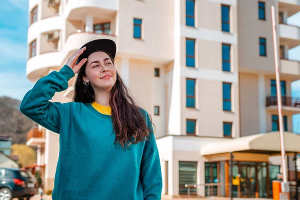 Eine Junge Kaukasierin Lässiger Kleidung Hält Lächelnd Ihre Mütze Hoch — Stockfoto