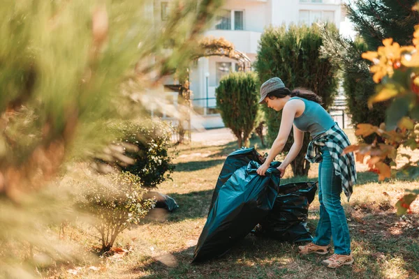 Concepto Contaminación Ambiental Día Tierra Mujer Voluntaria Haciendo Limpieza Parque — Foto de Stock