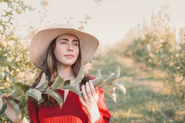 Retrato Jardín Mujer Joven Hermosa Sombrero Vestido Rojo Con Una — Foto de Stock