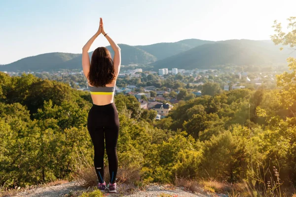 Joven Mujer Delgada Haciendo Yoga Parque Bosque Árbol Asana Atardecer —  Fotos de Stock