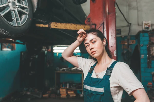 Gendergelijkheid Een Jonge Brunette Uniform Staat Naast Lift Met Een — Stockfoto