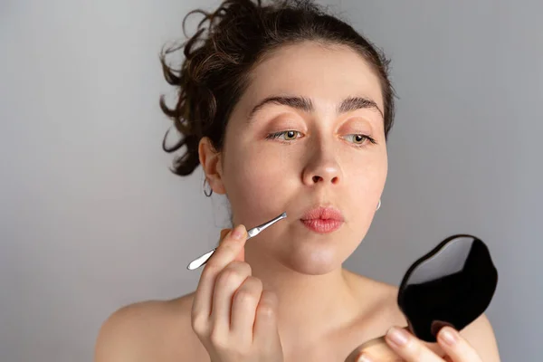 Una Joven Mujer Bonita Mira Espejo Compacto Saca Sus Antenas — Foto de Stock