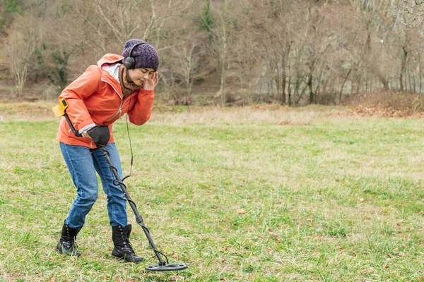 Mujer Joven Explora Con Entusiasmo Suelo Con Detector — Foto de Stock