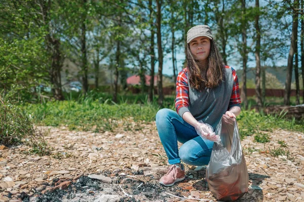 Egy Fiatal Önkéntes Szemetet Gyűjt Piknik Területén Föld Napja Ökológia — Stock Fotó