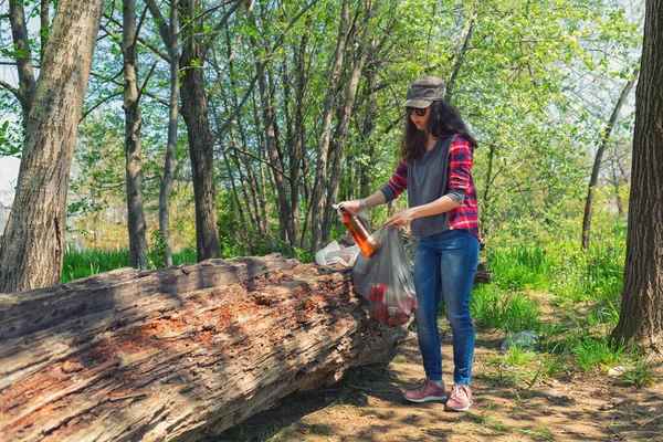 Egy Fiatal Önkéntes Segít Megtisztítani Erdőt Lány Felvesz Egy Műanyag — Stock Fotó