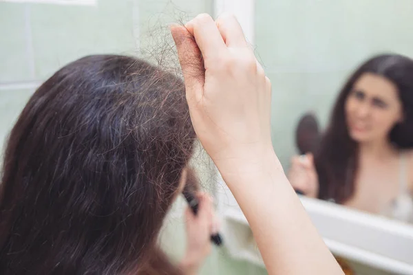 Brunetka Vytrhne Hlavy Chomáč Vlasů Zadní Pohled Pozadí Odraz Zrcadle — Stock fotografie