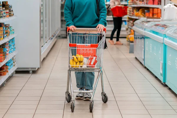 Woman Casual Clothing Pushing Grocery Cart Store Legs Cart Close — Stock Photo, Image