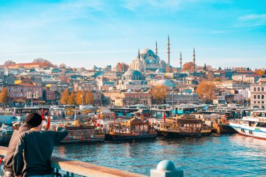 23.10.2019 İstanbul, Türkiye. Liman ve şehir manzarasına iki erkek bakıyor. Arka planda, Ayasofya ve Körfez manzarası.