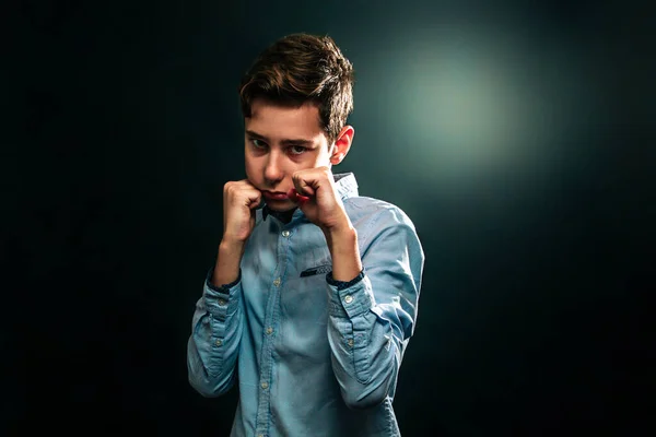 Het Concept Van Huiselijk Geweld Jongen Vouwde Zijn Vuisten Verdedigt — Stockfoto