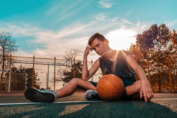 Desporto Basquetebol Jovem Adolescente Traje Azul Posa Com Uma Bola — Fotografia de Stock