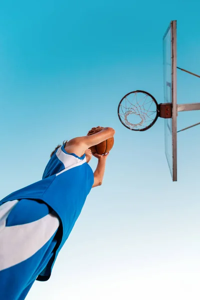 Basketball Teenager Blue Sportswear Throws Ball Basketball Hoop Bottom View — Stock Photo, Image