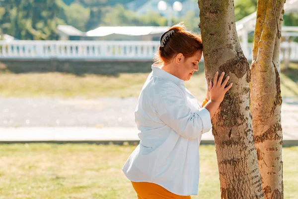 Eine Size Frau Lehnt Einem Baumstamm Meditiert Und Schöpft Energie — Stockfoto