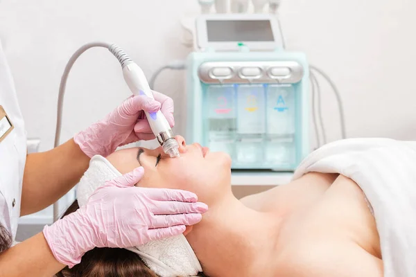 Kosmetický Salon Kosmetolog Lékařských Rukavicích Který Provádí Klientových Tvářích Odlupovací — Stock fotografie