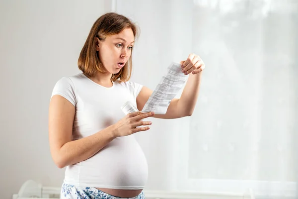 Eine Junge Schwangere Frau Ist Überrascht Als Sie Die Gebrauchsanweisung — Stockfoto