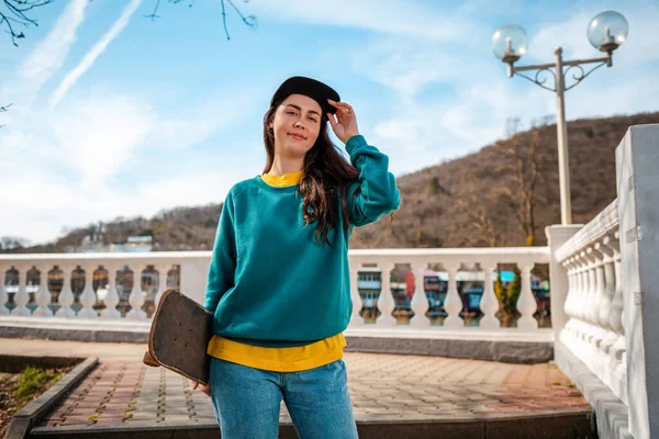 Retrato Una Joven Mujer Caucásica Sonriente Sosteniendo Monopatín Fondo Cielo — Foto de Stock