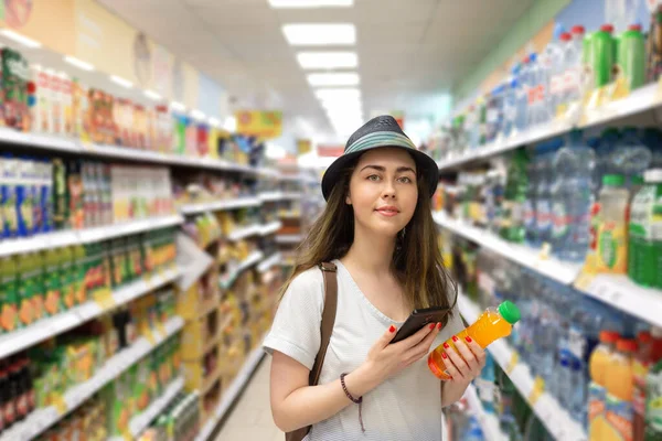 Joven Hermosa Mujer Elige Una Botella Jugo Supermercado Comprueba Código — Foto de Stock