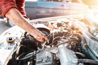 İnsanların maluliyet kavramı ve onların hayata adapte olmaları. Ellerindeki motor yağı için C hunisi devre dışı. Ellerinde parmak izi yok. Çocukluktan beri sakat. Kapat..