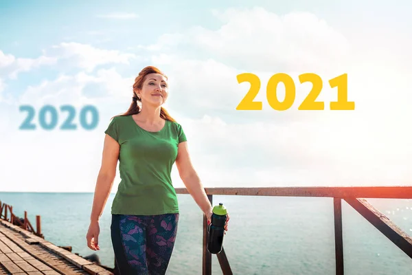 Ano 2021 Calendário Mulher Feliz Adulta Roupas Esportivas Com Uma — Fotografia de Stock