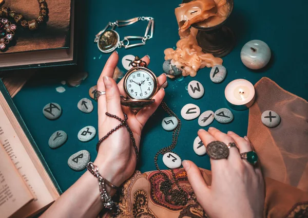 Astrología Esoterismo Mano Femenina Bruja Sostiene Reloj Una Cadena Fondo —  Fotos de Stock