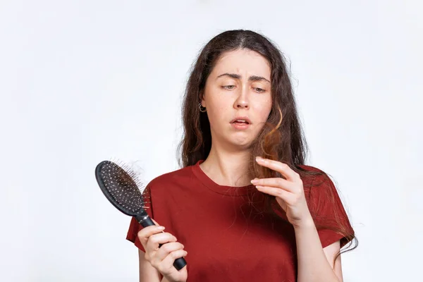 Retrato Una Morena Entristecida Sostiene Peine Con Pelo Cayendo Mira — Foto de Stock