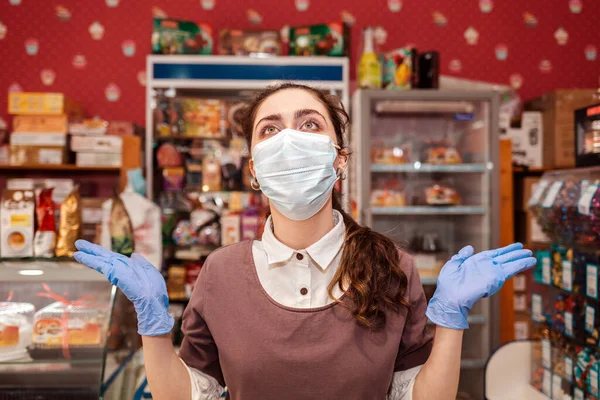 Kisvállalkozások Járvány Idején Egy Női Munkás Orvosi Maszkban Gumikesztyűben Széttárja — Stock Fotó