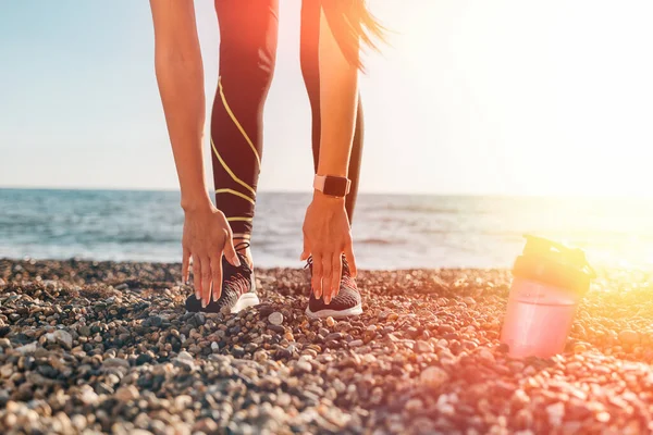 Concepto Deporte Estilo Vida Saludable Una Mujer Ropa Deportiva Está —  Fotos de Stock