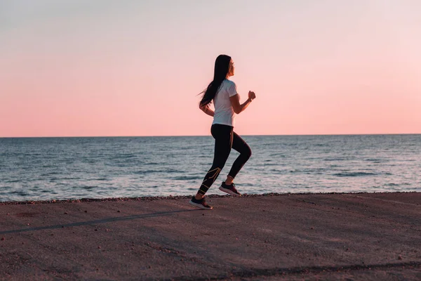 Concepto Deporte Carrera Mujer Ropa Deportiva Corriendo Pista Fondo Mar —  Fotos de Stock