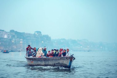 18.12.2019, Varanasi, Hindistan. Bir grup kızılderili sabahın erken saatlerinde bir tekneyle denize açılacaklar. Boşluğu kopyala.