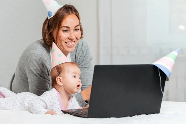 Portrait Mère Enfant Souriants Dans Des Chapeaux Vacances Regarder Ordinateur — Photo