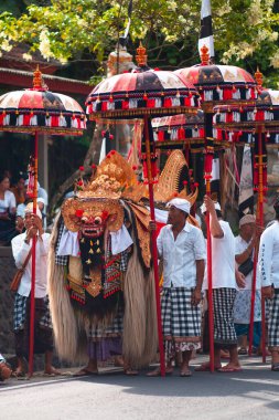 Galungan Tatili. Büyük bir oyuncak Barong 'la şenlik alayı. Bali Adası, Endonezya. 26.12.2018 Dikey yönelim