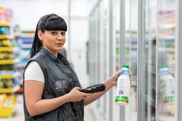 Retrato Uma Jovem Mulher Caucasiana Que Trabalha Como Gerente Supermercado — Fotografia de Stock