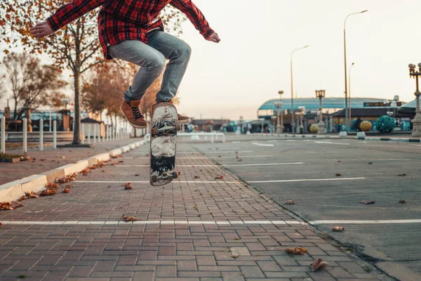 Skateboarding Hombre Hace Truco Ollie Una Patineta Salta Aire Primer — Foto de Stock