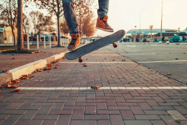 Skateboarding Hombre Hace Truco Ollie Una Patineta Junta Aire Primer — Foto de Stock