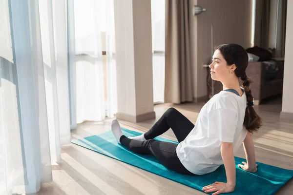 Yoga Une Jeune Femme Assise Sur Tapis Regarde Par Fenêtre — Photo