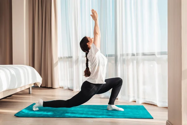 Yoga Dormitorio Una Joven Esbelta Entrena Casa Sobre Una Esterilla —  Fotos de Stock