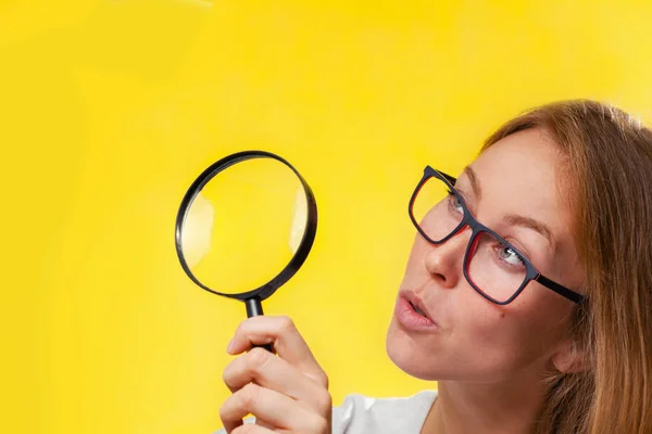 Das Konzept Der Informationsgewinnung Eine Blonde Frau Mit Brille Blickt — Stockfoto