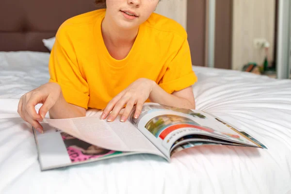 Een Jonge Vrouw Ligt Bed Leest Een Tijdschrift Tijdschrift Close — Stockfoto
