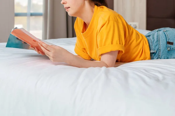 Lectura Recreación Retrato Cerca Una Joven Está Acostada Cama Leyendo —  Fotos de Stock