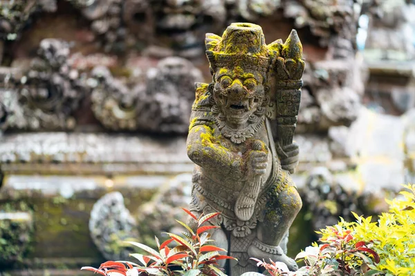 Каменная Статуя Божества Окруженная Растительностью Остров Бали Индонезия Горизонтальная Ориентация — стоковое фото