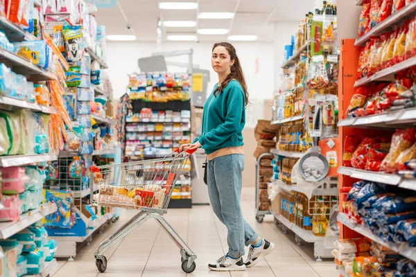 Uma Jovem Mulher Branca Bonita Roupas Casuais Posa Com Carrinho — Fotografia de Stock