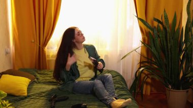 Çekici esmer, kıvırcık saçlı, saç şekillendirici, içeride saç kurutma makinesi, güzellik bakımı, yaşam tarzı ve kendine bakım konsepti. Yan görünüm